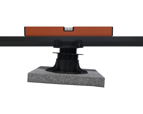 Terčová podložka s vodováhou na vyrovnanie spodnej konštrukcie terasy