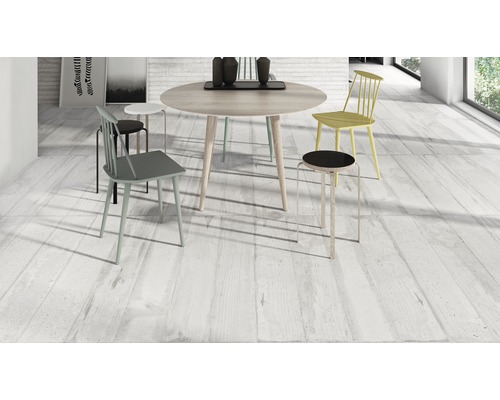 Svetlá miestnosť s drevenou podlahou, jedálenským stolom a stoličkami