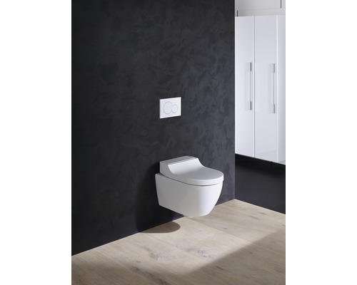 Závesné WC s ovládacím panelom v modernej kúpeľni