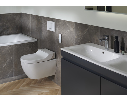 Moderná kúpeľňa s nástenným WC a umývadlom