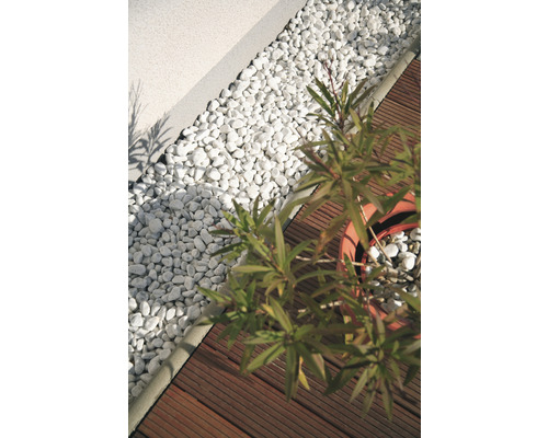 Záhradná scéna s okrasným štrkom, drevenou terasou a črepníkovou rastlinou