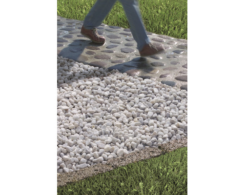 Chodec na záhradnom chodníku s okrasným štrkom