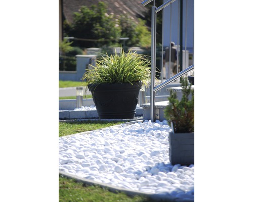 Dekoratívna záhrada s kvetináčmi a okrasným štrkom