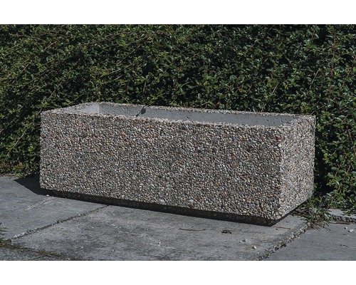 Obdĺžnikový betónový kvetináč s kamienkovou vrstvou