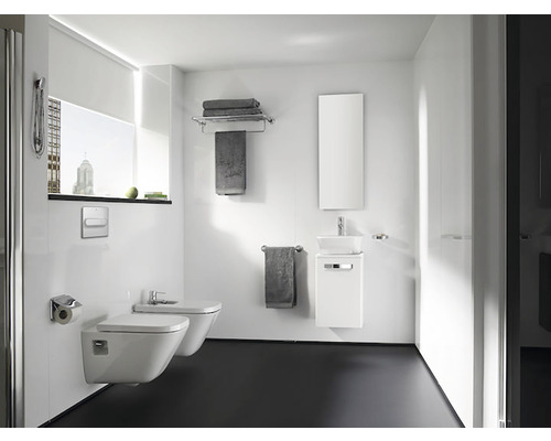 Moderná kúpeľňa s toaletou, bidetom, umývadlom a zrkadlom