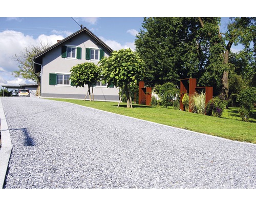 Príjazdová cesta so štrkom pred obytným domom so záhradou