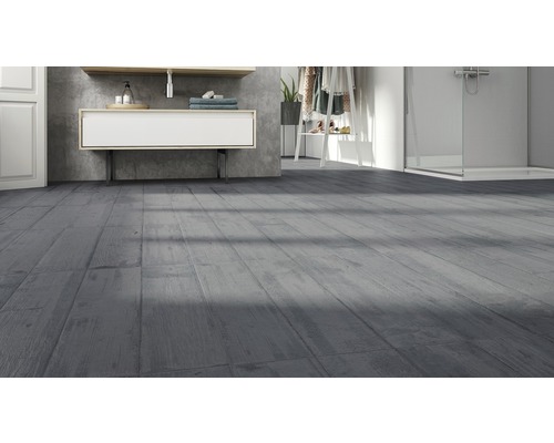 Kúpeľňa so sivými dlaždicami so vzhľadom dreva, umývadlom a sprchou.