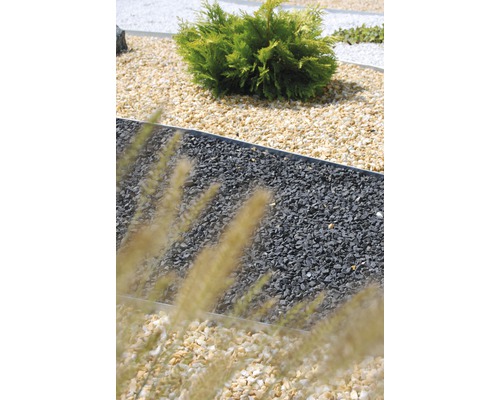 Záhrada s okrasným štrkom, rastlinou a obrubníkom trávnika