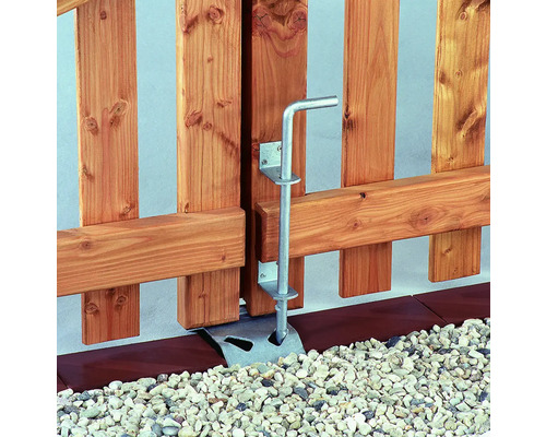 Detailný pohľad na záhradnú bránu so striebornou závorou pre zaistenie