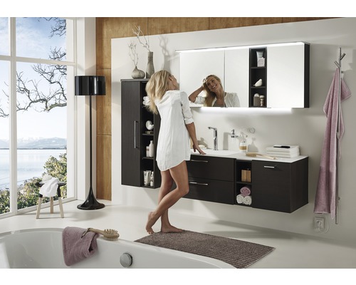 Moderná kúpeľňa s umývadlom, zrkadlovou skrinkou, vysokou skriňou, vaňou a oknom