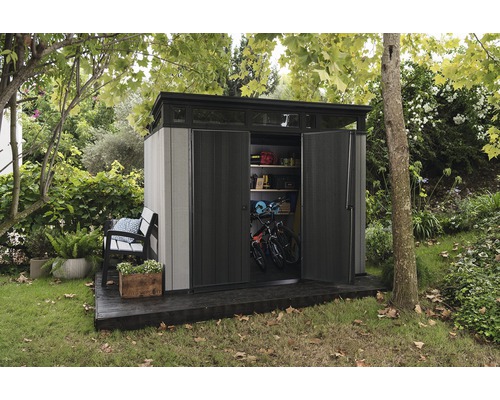 Záhradná búda s otvorenými dverami a dvoma bicyklami vo vnútri