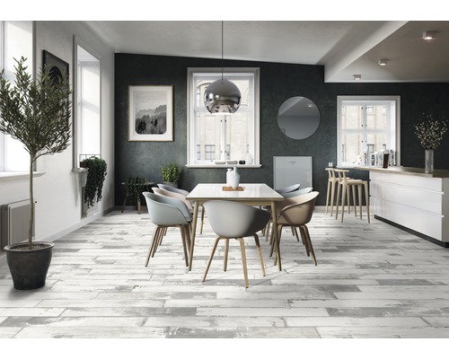 Jedáleň s jedálenským stolom, stoličkami a podlahovými dlaždicami s dreveným vzhľadom.