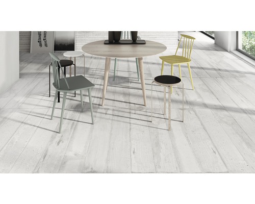 Svetlá miestnosť s jedálenským stolom a stoličkami na dlaždiciach s vzhľadom drevenej podlahy.