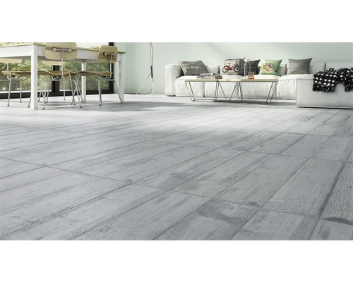 Svetlá obývacia izba s dlaždicami so vzhľadom dreva, jedálenským stolom a posedením