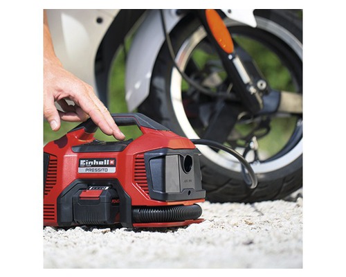 Akumulátorový kompresor Einhell Pressito 18 V Power X-Change s motocyklom v pozadí