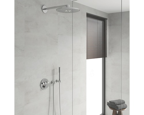 Kúpeľňa s hlavovou sprchou, ručnou sprchou a oknom