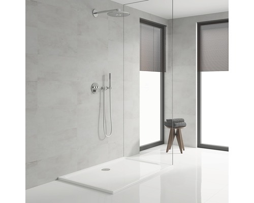 Moderná kúpeľňa so sprchou, sprchovou vaničkou, batériou a uterákmi na stoličke