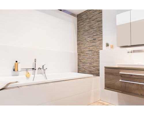 Svetlá kúpeľňa s vaňou, umývadlom a obkladmi stien