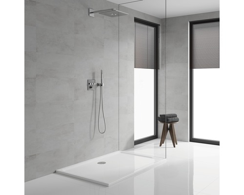 Kúpeľňa so sprchou, sprchovou vaničkou, hlavovou sprchou a ručnou sprchou