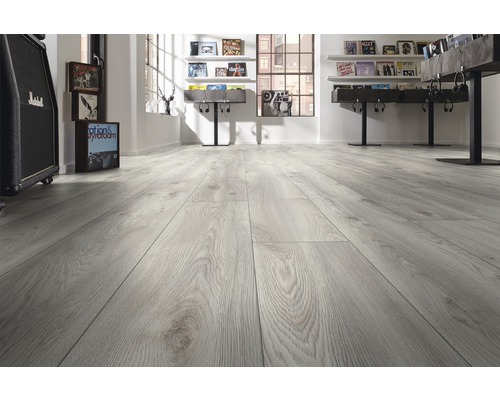Svetlá laminátová podlaha v moderne zariadenej izbe so zbierkou vinylových platní
