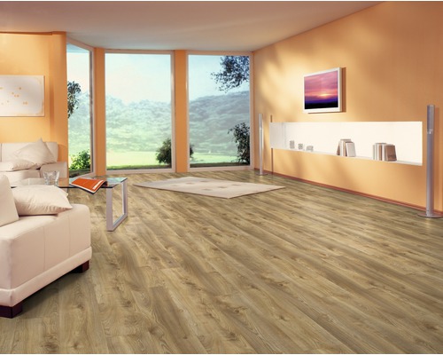 Obývacia izba s laminátovou podlahou, pohovkou a oknami