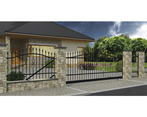 Pohľad na dom s plotom z kovu a muriva