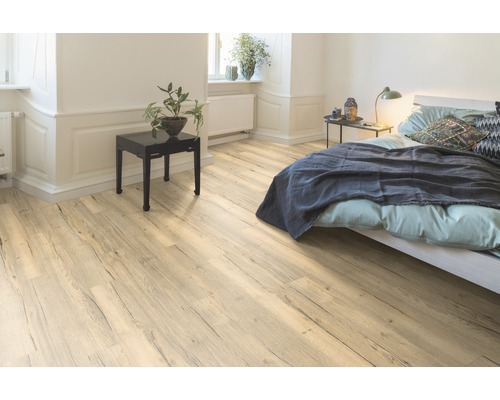 Svetlá izba s laminátovou podlahou so vzhľadom dreva, posteľou a príručným stolíkom
