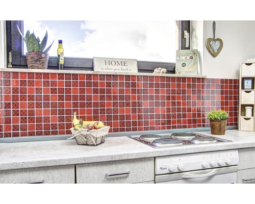 Kuchynská scéna s obkladmi, sporákom a dekoráciami.