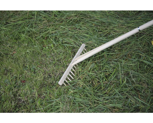 Drevené hrable na tráve