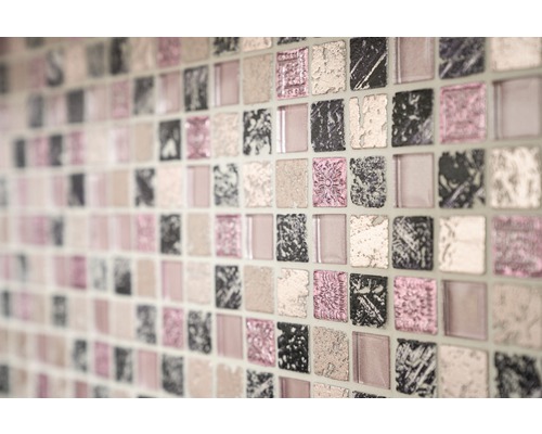 Detailný záber štvorcových mozaikových dlaždíc