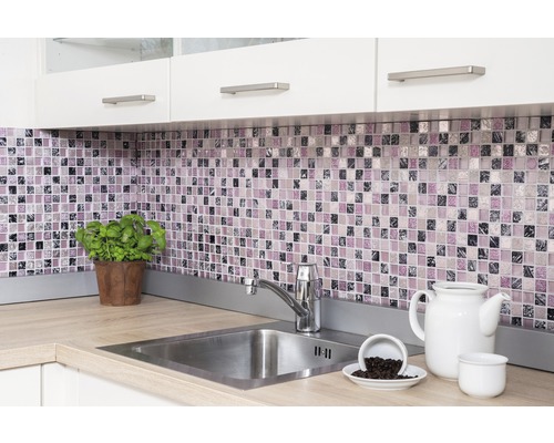 Kuchynská scéna s mozaikovými obkladmi, drezom a kuchynským náčiním