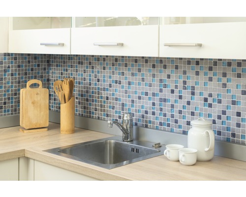 Kuchynská scéna s drezom, mozaikovými dlaždicami a kuchynským náčiním