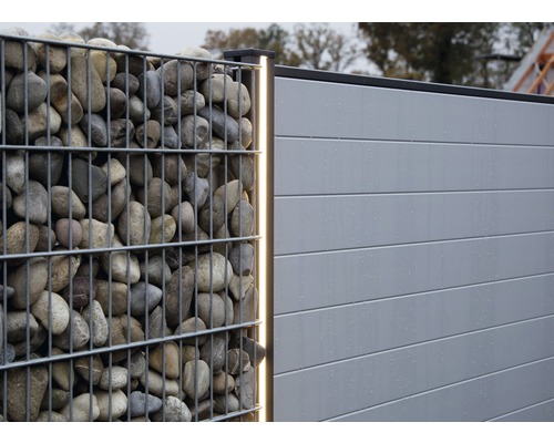 Gabionová stena s kameňmi a plastová zástena