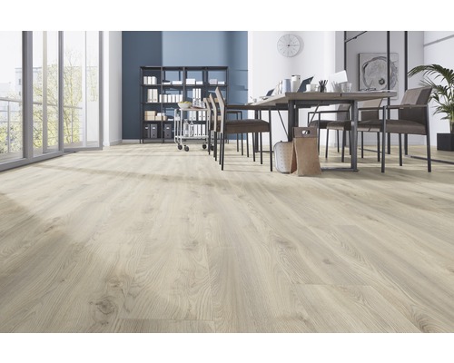 Svetlá, moderná kancelária s laminátovou podlahou so vzhľadom dreva, písacím stolom a regálmi