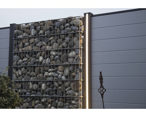 Gabiónový plot s kameňmi a integrovaným osvetlením