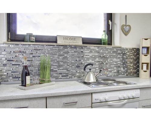 Kuchynská scéna s mozaikovými obkladmi, varnou doskou, čajovou kanvicou a dekoráciami