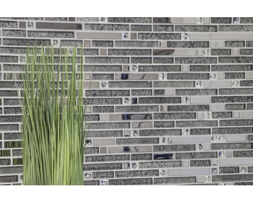 Stena z mozaikových dlaždíc so vzhľadom skla a kameňa a dekoráciou