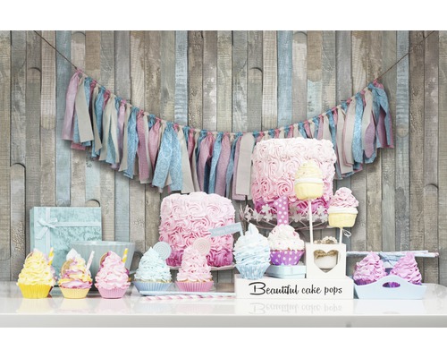 Dekoratívny bufet s girlandou, tortami a cupcakes na večierok