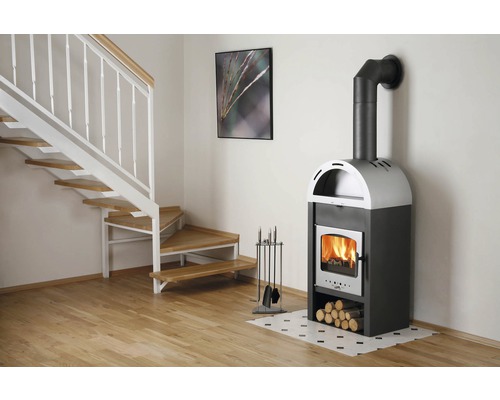 Moderná obývacia izba s kachľami, dreveným schodiskom a modernou dekoráciou.