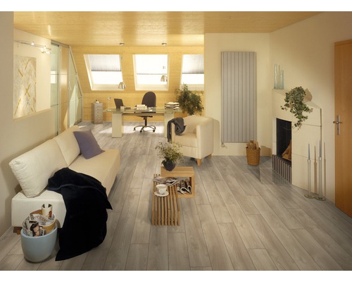 Svetlá obývacia izba s laminátovou podlahou, pohovkou, kreslom a písacím stolom