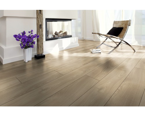 Svetlá miestnosť s laminátovou podlahou, krbom a kreslom