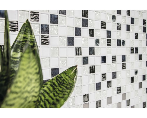 Nástenná dlaždica s mozaikovým vzorom a izbová rastlina