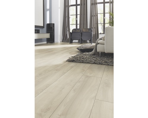 Obývacia izba so svetlou laminátovou podlahou, pohovkou, kobercom a oknami