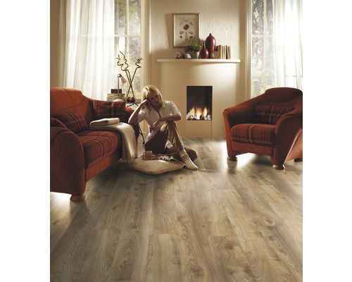 Obývacia izba s laminátovou podlahou, pohovkou, kreslom a krbom