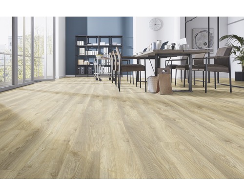 Svetlá kancelárska miestnosť so svetlou drevenou podlahou, stolom a regálmi