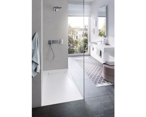 Moderná kúpeľňa s bezbariérovým sprchovacím kútom, umývadlom a oknom