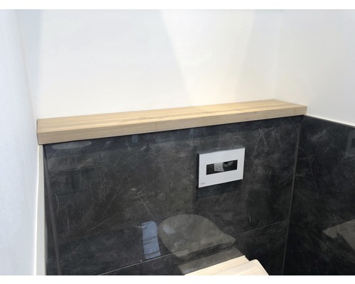 Kúpeľňa so vstavanou toaletnou nádržkou, ovládacou doskou a drevenou policou