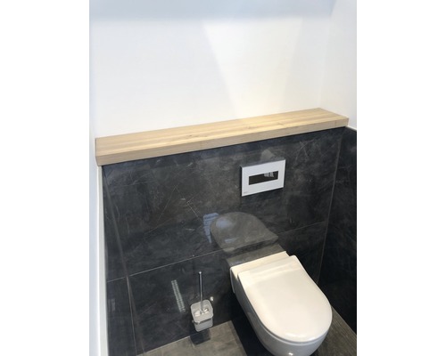 Moderná kúpeľňa so závesným WC, splachovacou nádržkou a drevenou policou