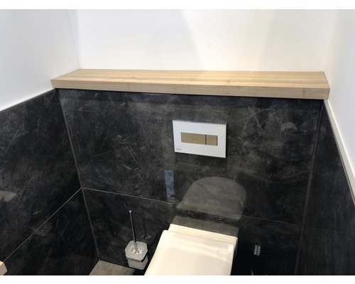 Moderná kúpeľňa s toaletou, ovládacím panelom a policou