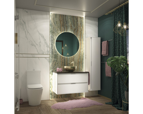 Moderná kúpeľňa s toaletou, skrinkou pod umývadlo, zrkadlom a držiakom na uteráky